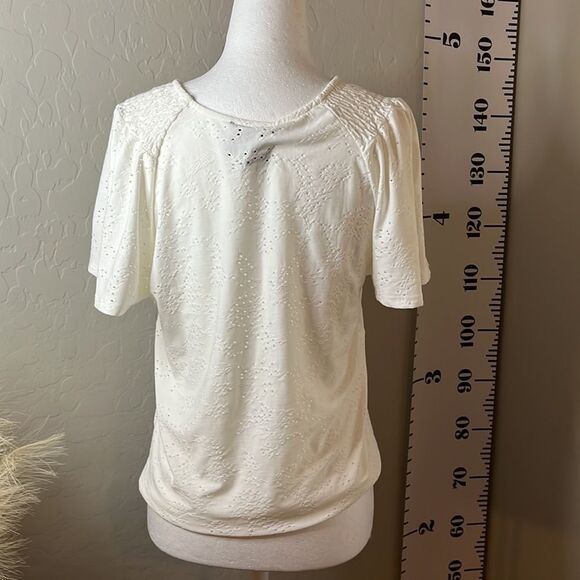 W5 white flutter sleeve gathered shoulder open weave top stretchy fabric size M - Picture 5 of 10